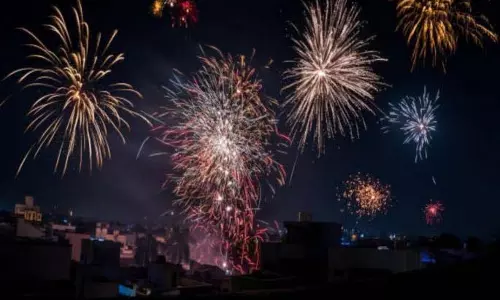Pune में रात 10 बजे के बाद पटाखे फोड़ने पर प्रतिबंध Pune में रात 10 बजे के बाद पटाखे फोड़ने पर प्रतिबंध