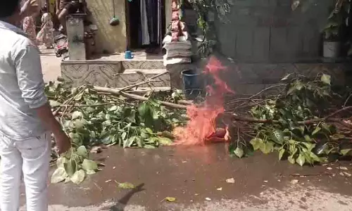 Nashik: सतपुर में माचिस की तीली से पेट्रोल जलने से छह लोग झुलसे Nashik: सतपुर में माचिस की तीली से पेट्रोल जलने से छह लोग झुलसे