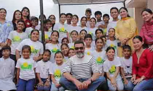 Bobby Deol ने 30 साल पूरे होने पर वंचित बच्चों के साथ मनाया जश्न