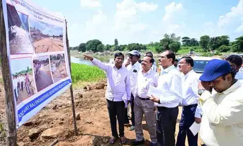 केंद्रीय टीम ने Medak जिले में बारिश से हुए नुकसान का आकलन किया केंद्रीय टीम ने Medak जिले में बारिश से हुए नुकसान का आकलन किया
