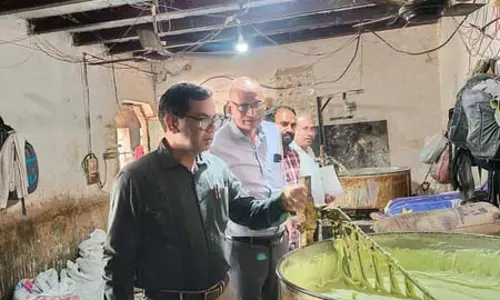 नोएडा: दिवाली से पहले खाद्य विभाग का एक्शन, 1100 किलो प्रदूषित मिठाई नष्ट नोएडा: दिवाली से पहले खाद्य विभाग का एक्शन, 1100 किलो प्रदूषित मिठाई नष्ट