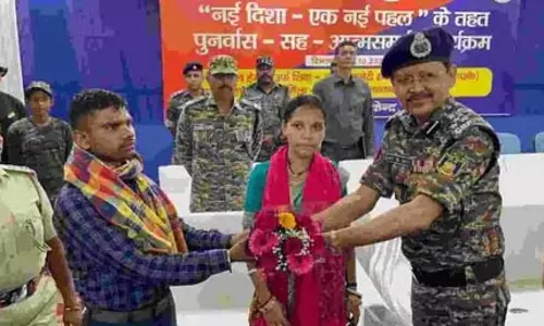 झारखंडः कई वारदातों में वांटेड नक्सली दंपती ने गिरिडीह में किया आत्मसमर्पण