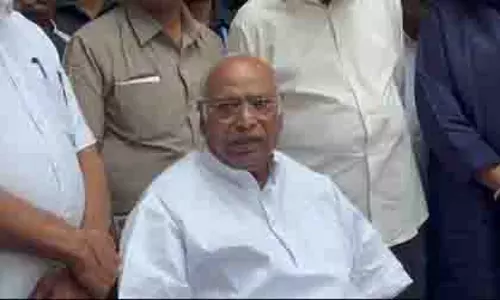 धर्म के नाम पर न्यायाधीशों पर जूता फेंकना स्वीकार्य नहीं: Kharge धर्म के नाम पर न्यायाधीशों पर जूता फेंकना स्वीकार्य नहीं: Kharge