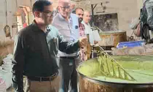 दिवाली से पहले Noida में मिलावटी मिठाइयों पर कार्रवाई दिवाली से पहले Noida में मिलावटी मिठाइयों पर कार्रवाई