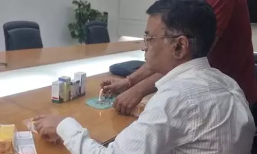 नोएडा: कफ सिरप को लेकर कई फैक्ट्री में औषधि विभाग ने की जांच नोएडा: कफ सिरप को लेकर कई फैक्ट्री में औषधि विभाग ने की जांच