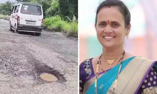 गड्ढे के कारण पति की बाइक से गिरकर पत्नी की मौत गड्ढे के कारण पति की बाइक से गिरकर पत्नी की मौत