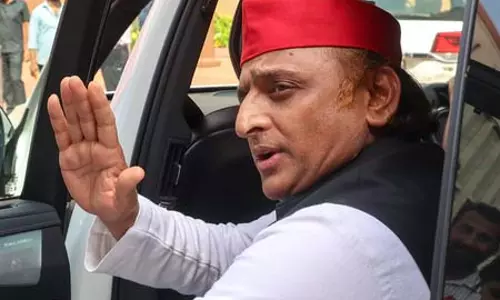 आजम खान से मुलाकात के बाद स्थानीय नेताओं से मिले अखिलेश यादव