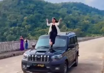 स्कॉर्पियो में युवती ने की स्टंट, वीडियो वायरल होने पर पुलिस ने दिखाई सख्ती स्कॉर्पियो में युवती ने की स्टंट, वीडियो वायरल होने पर पुलिस ने दिखाई सख्ती