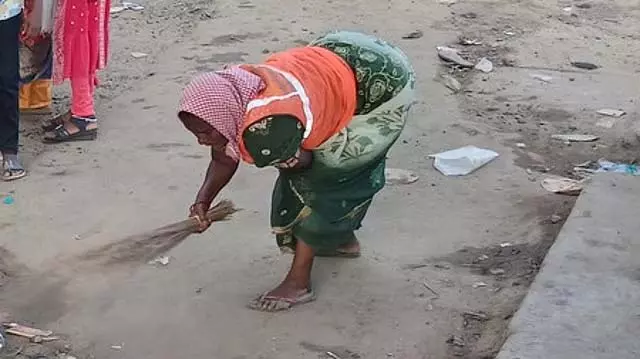 सभी ठेका सफाईकर्मियों के वेतन में वृद्धि: महापौर आर. प्रिया ने बताया सभी ठेका सफाईकर्मियों के वेतन में वृद्धि: महापौर आर. प्रिया ने बताया
