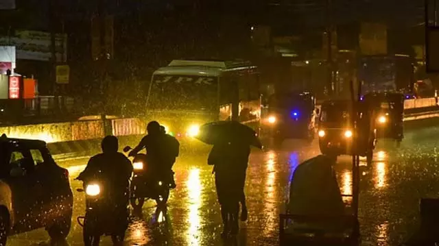 Tamil Nadu : रात में 15 जिलों में बारिश की संभावना Tamil Nadu : रात में 15 जिलों में बारिश की संभावना