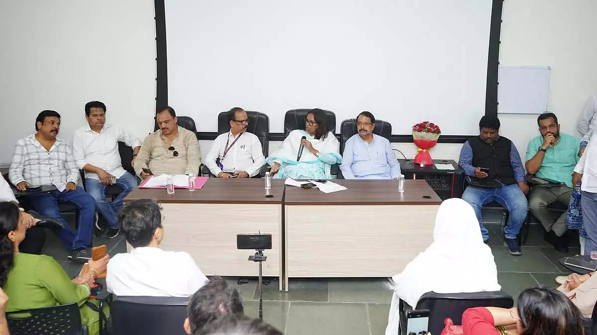 Mumbai : कूपर अस्पताल की दयनीय स्थिति को लेकर वर्षा गायकवाड़ ने सरकार और बीएमसी की आलोचना की Mumbai : कूपर अस्पताल की दयनीय स्थिति को लेकर वर्षा गायकवाड़ ने सरकार और बीएमसी की आलोचना की
