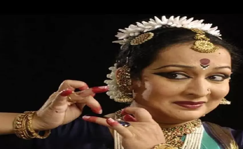 घर से कई कीमती साड़ियां चोरी, केस दर्ज घर से कई कीमती साड़ियां चोरी, केस दर्ज