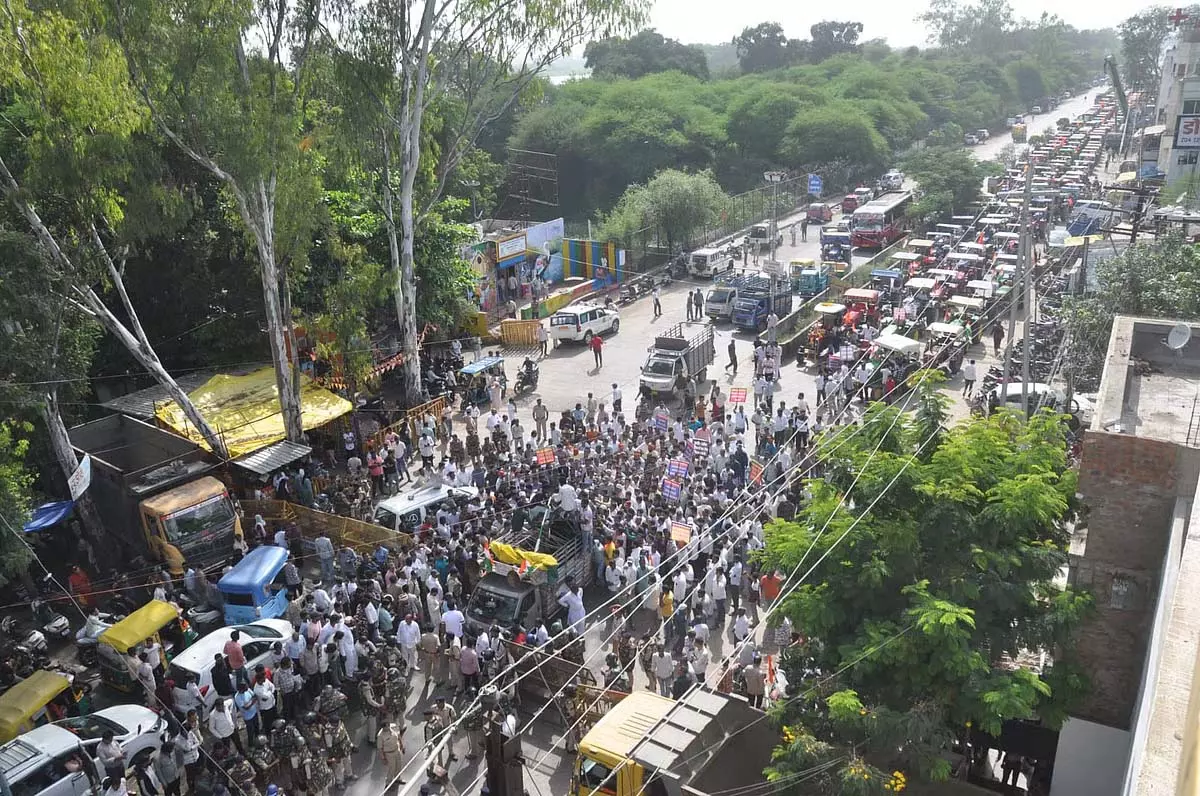 Indore : 1000 ट्रैक्टरों पर सवार होकर किसानों ने ग्रीन फील्ड कॉरिडोर के खिलाफ किया विरोध प्रदर्शन Indore : 1000 ट्रैक्टरों पर सवार होकर किसानों ने ग्रीन फील्ड कॉरिडोर के खिलाफ किया विरोध प्रदर्शन