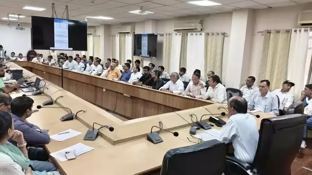 Jind: एसडीएम ने किसानों को दी चेतावनी, पराली जलाना पड़ा भारी Jind: एसडीएम ने किसानों को दी चेतावनी, पराली जलाना पड़ा भारी