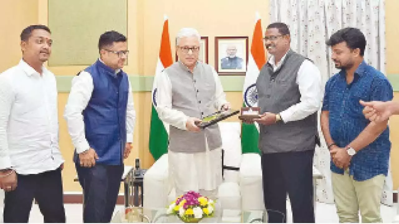 Telangana: तेलंगाना की प्रसिद्ध जीआई कलाकृतियों का प्रदर्शन Telangana: तेलंगाना की प्रसिद्ध जीआई कलाकृतियों का प्रदर्शन