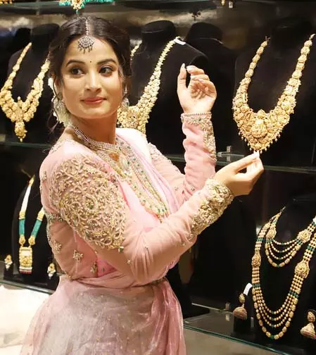 एमसीएक्स पर शुरुआती कारोबार में सोने और चांदी की कीमतों में गिरावट, रिकॉर्ड ऊंचाई पर मुनाफावसूली एमसीएक्स पर शुरुआती कारोबार में सोने और चांदी की कीमतों में गिरावट, रिकॉर्ड ऊंचाई पर मुनाफावसूली