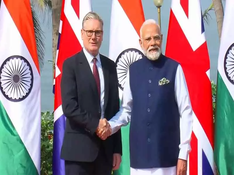 प्रधानमंत्री मोदी ने मुंबई में ब्रिटिश पीएम कीर स्टारमर से मुलाकात की प्रधानमंत्री मोदी ने मुंबई में ब्रिटिश पीएम कीर स्टारमर से मुलाकात की