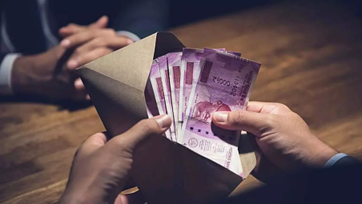 Bhopal : लोकायुक्त ने 8000 रुपये की रिश्वत लेते तीन आरईएस कर्मचारियों को पकड़ा Bhopal : लोकायुक्त ने 8000 रुपये की रिश्वत लेते तीन आरईएस कर्मचारियों को पकड़ा