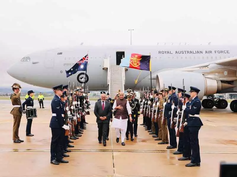 राजनाथ सिंह रक्षा संबंध बढ़ाने कैनबरा पहुंचे राजनाथ सिंह रक्षा संबंध बढ़ाने कैनबरा पहुंचे