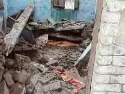 Aligarh: मकान की छत गिरी, मलबे में दबी गर्भवती महिला Aligarh: मकान की छत गिरी, मलबे में दबी गर्भवती महिला