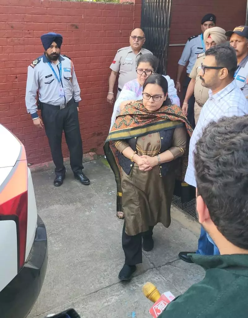 Haryana के आईजीपी के ‘अंतिम नोट’ से वर्षों की पेशेवर पीड़ा का पता चलता है Haryana के आईजीपी के ‘अंतिम नोट’ से वर्षों की पेशेवर पीड़ा का पता चलता है
