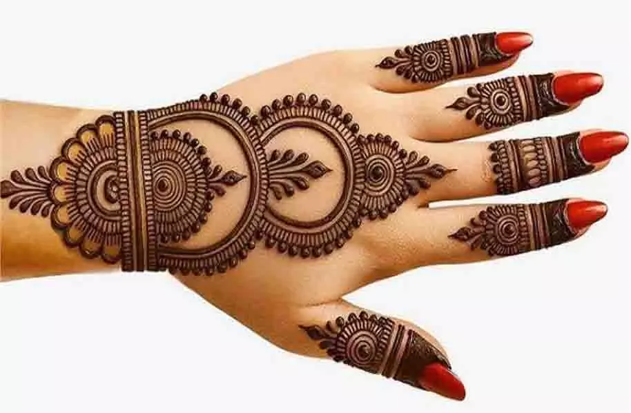 Karwa Chauth 2025: सिर्फ 10 मिनट में लगाएं ये Simple Mehndi Designs, हाथों में आएगा ग्लो Karwa Chauth 2025: सिर्फ 10 मिनट में लगाएं ये Simple Mehndi Designs, हाथों में आएगा ग्लो