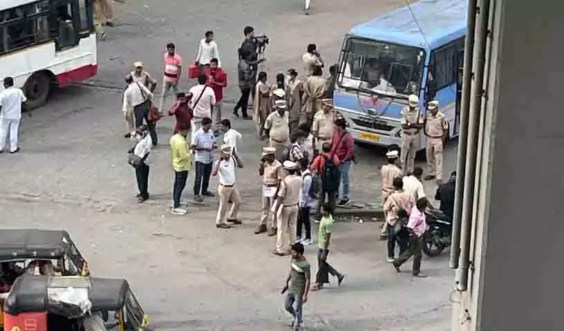 BRS के ‘चलो बस भवन’ विरोध प्रदर्शन के दौरान तनाव फैला BRS के ‘चलो बस भवन’ विरोध प्रदर्शन के दौरान तनाव फैला