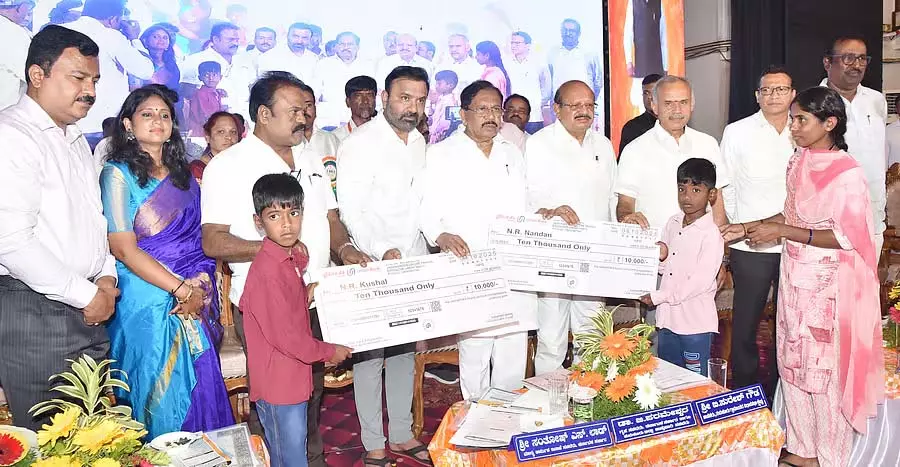 राज्य में 15 लाख असंगठित श्रमिकों को स्वास्थ्य कार्ड: Minister Santosh Lad राज्य में 15 लाख असंगठित श्रमिकों को स्वास्थ्य कार्ड: Minister Santosh Lad