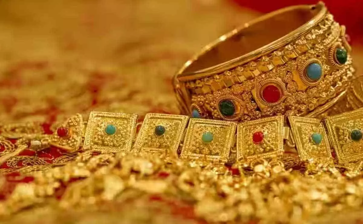 रिकॉर्ड ऊंचाई पर मुनाफावसूली के बीच MCX पर सोने, चांदी की कीमतों में गिरावट रिकॉर्ड ऊंचाई पर मुनाफावसूली के बीच MCX पर सोने, चांदी की कीमतों में गिरावट
