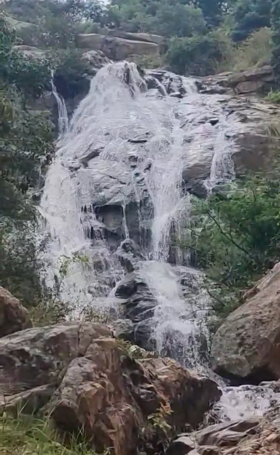 Anekal : खूबसूरत मुत्यालामाडु झरना Anekal : खूबसूरत मुत्यालामाडु झरना