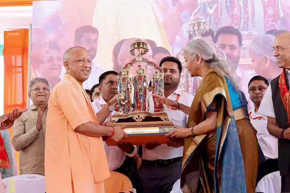 Ayodhya: वित्त मंत्री निर्मला सीतारमण और सीएम योगी ने दक्षिण के संतों की मूर्तियों का अनावरण किया Ayodhya: वित्त मंत्री निर्मला सीतारमण और सीएम योगी ने दक्षिण के संतों की मूर्तियों का अनावरण किया