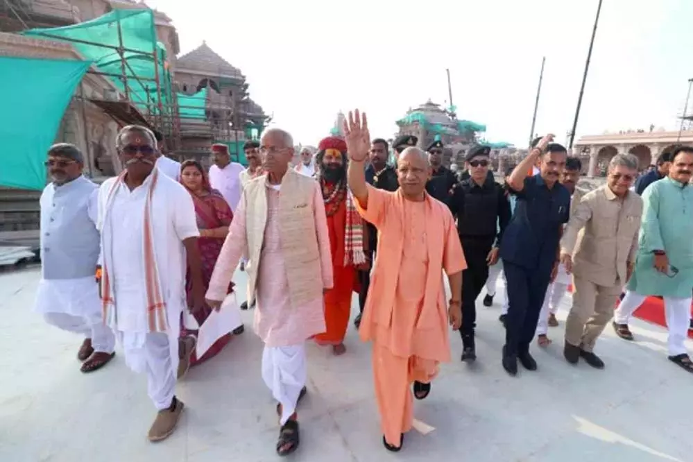 Ayodhya: श्रीरामलला के दरबार में हनुमानगढ़ी में सीएम योगी ने आरती अर्पित की Ayodhya: श्रीरामलला के दरबार में हनुमानगढ़ी में सीएम योगी ने आरती अर्पित की