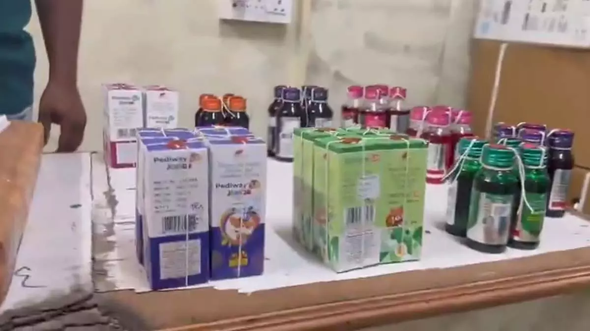 MP और राजस्थान में कफ सिरप से बच्चों की मौत के बाद, पुणे FDA ने स्थानीय निर्माता पर कार्रवाई की MP और राजस्थान में कफ सिरप से बच्चों की मौत के बाद, पुणे FDA ने स्थानीय निर्माता पर कार्रवाई की