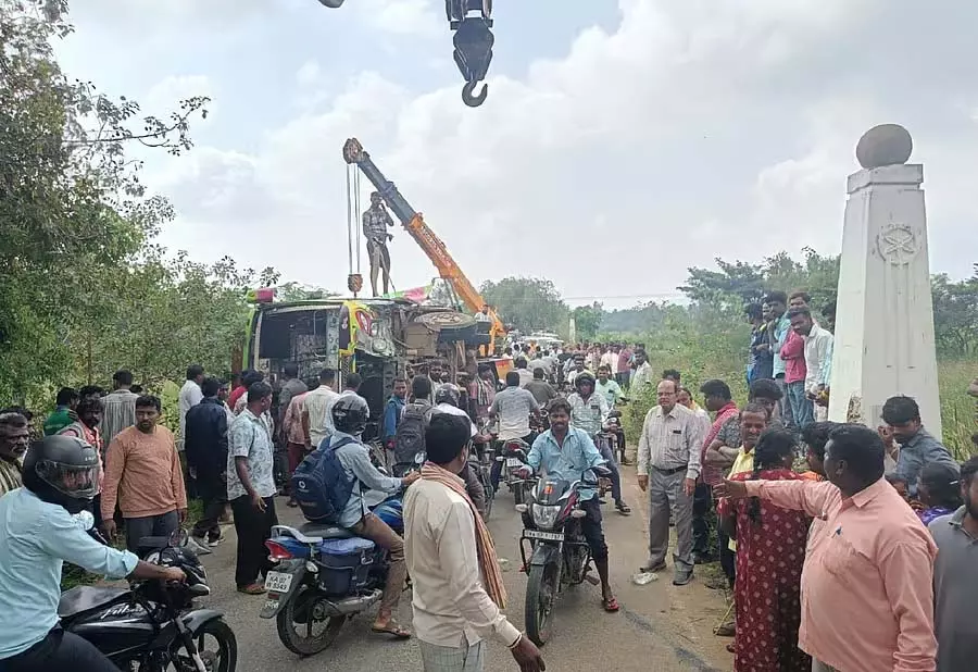 Kolar : बस नहर में गिरी, 30 घायल Kolar : बस नहर में गिरी, 30 घायल