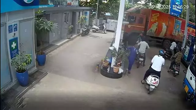Chamarajpet : चालक ने ट्रक पर से नियंत्रण खो दिया, पेट्रोल पंप से टकराया Chamarajpet : चालक ने ट्रक पर से नियंत्रण खो दिया, पेट्रोल पंप से टकराया
