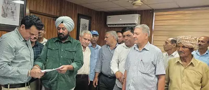 जम्मू बाढ़ में क्षतिग्रस्त सड़कों की मरम्मत को प्राथमिकता दें: PWD के एसई से आग्रह जम्मू बाढ़ में क्षतिग्रस्त सड़कों की मरम्मत को प्राथमिकता दें: PWD के एसई से आग्रह