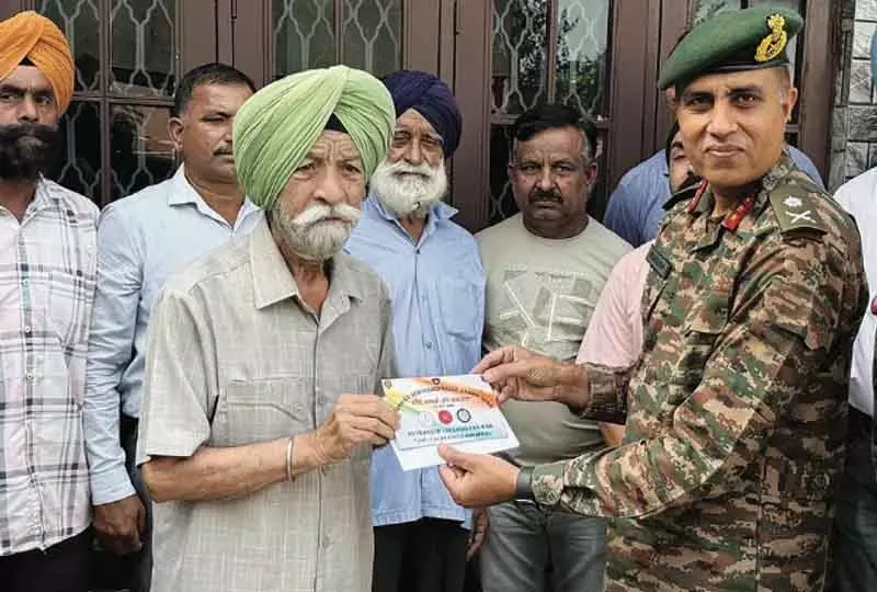 टाइगर डिवीजन के GOC ने मानद कैप्टन बाना सिंह के घर का दौरा किया टाइगर डिवीजन के GOC ने मानद कैप्टन बाना सिंह के घर का दौरा किया