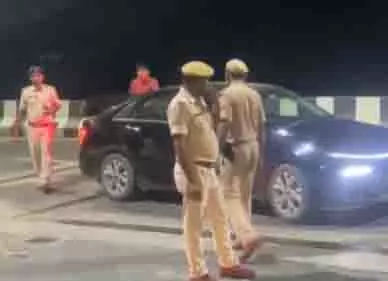 Bihar: पटना में पुलिस ने कार से 5 लाख रुपये बरामद किए Bihar: पटना में पुलिस ने कार से 5 लाख रुपये बरामद किए