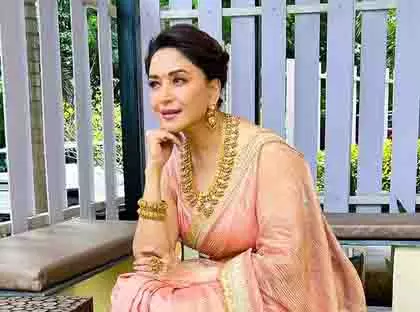 Madhuri Dixit ने 2025 ग्लैमर के साथ 80 के दशक का आकर्षण फिर से जगाया Madhuri Dixit ने 2025 ग्लैमर के साथ 80 के दशक का आकर्षण फिर से जगाया