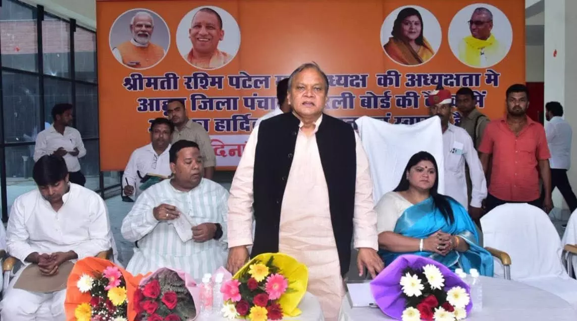 Bareilly: जीआईसी ऑडिटोरियम की बिजली गई, खुले आसमान तले हुई बैठक Bareilly: जीआईसी ऑडिटोरियम की बिजली गई, खुले आसमान तले हुई बैठक