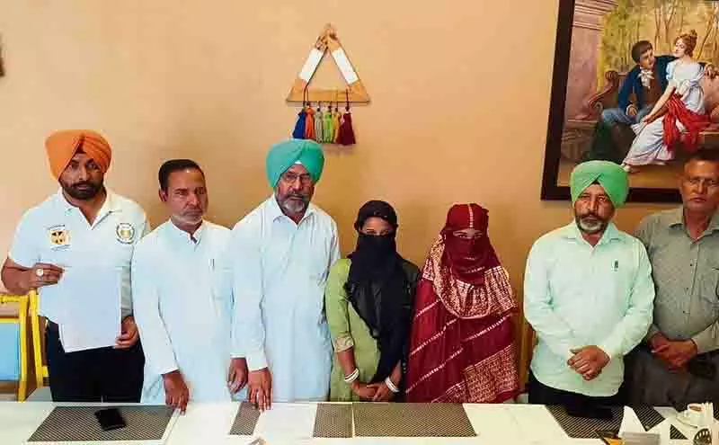 परिजनों ने Phillaur SHO पर किशोरी का यौन उत्पीड़न करने का आरोप लगाया, तबादला परिजनों ने Phillaur SHO पर किशोरी का यौन उत्पीड़न करने का आरोप लगाया, तबादला
