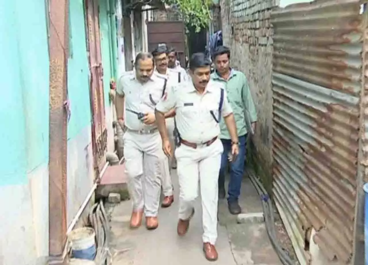 Cuttack: कमिश्नरेट पुलिस ने जांच शुरू की, उपद्रवियों के घरों पर छापे Cuttack: कमिश्नरेट पुलिस ने जांच शुरू की, उपद्रवियों के घरों पर छापे