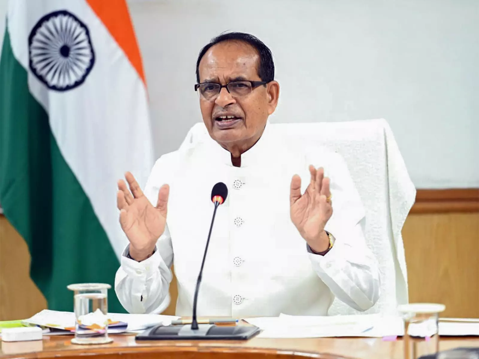 शिवराज सिंह चौहान ने आधिकारिक संचार के लिए ज़ोहो मेल का उपयोग किया शिवराज सिंह चौहान ने आधिकारिक संचार के लिए ज़ोहो मेल का उपयोग किया