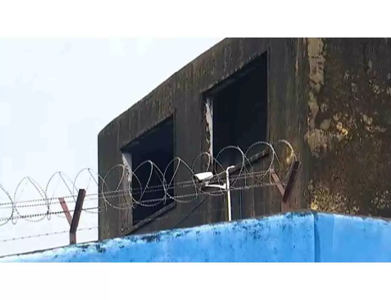 चौद्वार जेल से फरार अपराधियों के बाद संबलपुर सर्किल जेल में सुरक्षा बढ़ाई चौद्वार जेल से फरार अपराधियों के बाद संबलपुर सर्किल जेल में सुरक्षा बढ़ाई