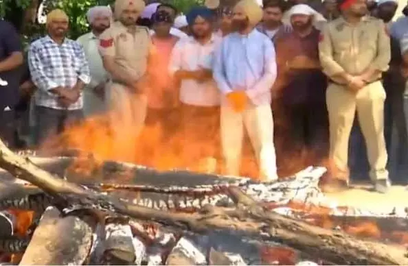Chandigarh: पंजाबी गायक राजवीर जवंदा को नम आंखों से विदा किया गया Chandigarh: पंजाबी गायक राजवीर जवंदा को नम आंखों से विदा किया गया