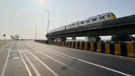 Indore : पहली बार 17 किलोमीटर ट्रायल रन में रेडिसन स्क्वायर पहुंची मेट्रो ट्रेन Indore : पहली बार 17 किलोमीटर ट्रायल रन में रेडिसन स्क्वायर पहुंची मेट्रो ट्रेन