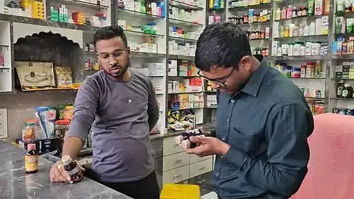 MP : शाजापुर में जहरीली कफ सिरप की तलाशी, 8 मेडिकल स्टोर से नमूने लिए गए MP : शाजापुर में जहरीली कफ सिरप की तलाशी, 8 मेडिकल स्टोर से नमूने लिए गए