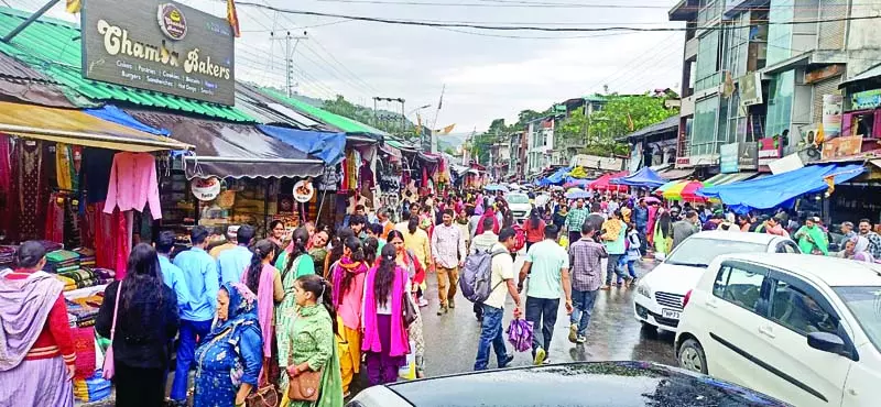 करवाचौथ पर बाजार में उमड़ी भीड़, लगा जाम करवाचौथ पर बाजार में उमड़ी भीड़, लगा जाम