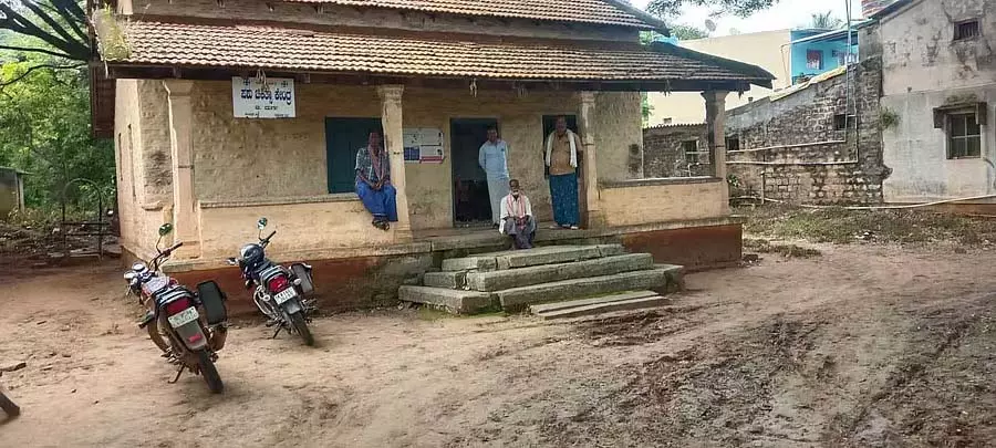 Chikkajajur : बी. दुर्गा पशु चिकित्सालय में डॉक्टर नहीं, पशुधन संकट में Chikkajajur : बी. दुर्गा पशु चिकित्सालय में डॉक्टर नहीं, पशुधन संकट में