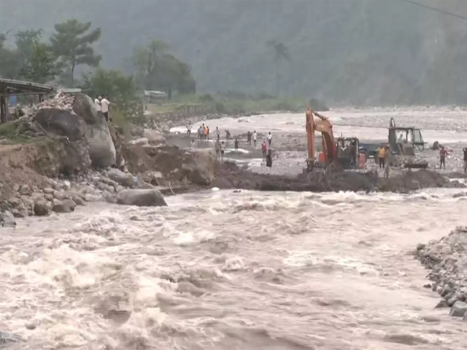 दार्जिलिंग में भारी बारिश से सड़कें टूटीं, स्थानीय लोग फंसे दार्जिलिंग में भारी बारिश से सड़कें टूटीं, स्थानीय लोग फंसे